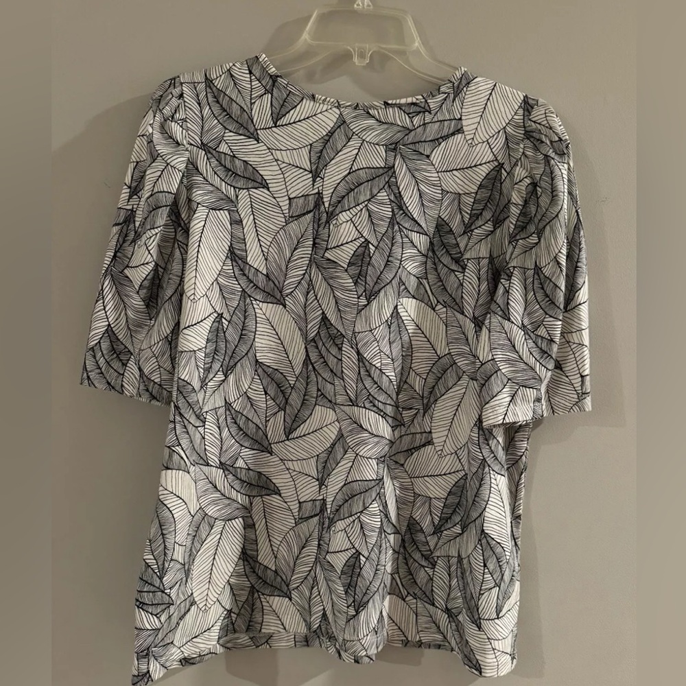 NWT ~ Worthington Short Sleeve V Neck Blouse Fiona Trop print - Picture 4 of 7